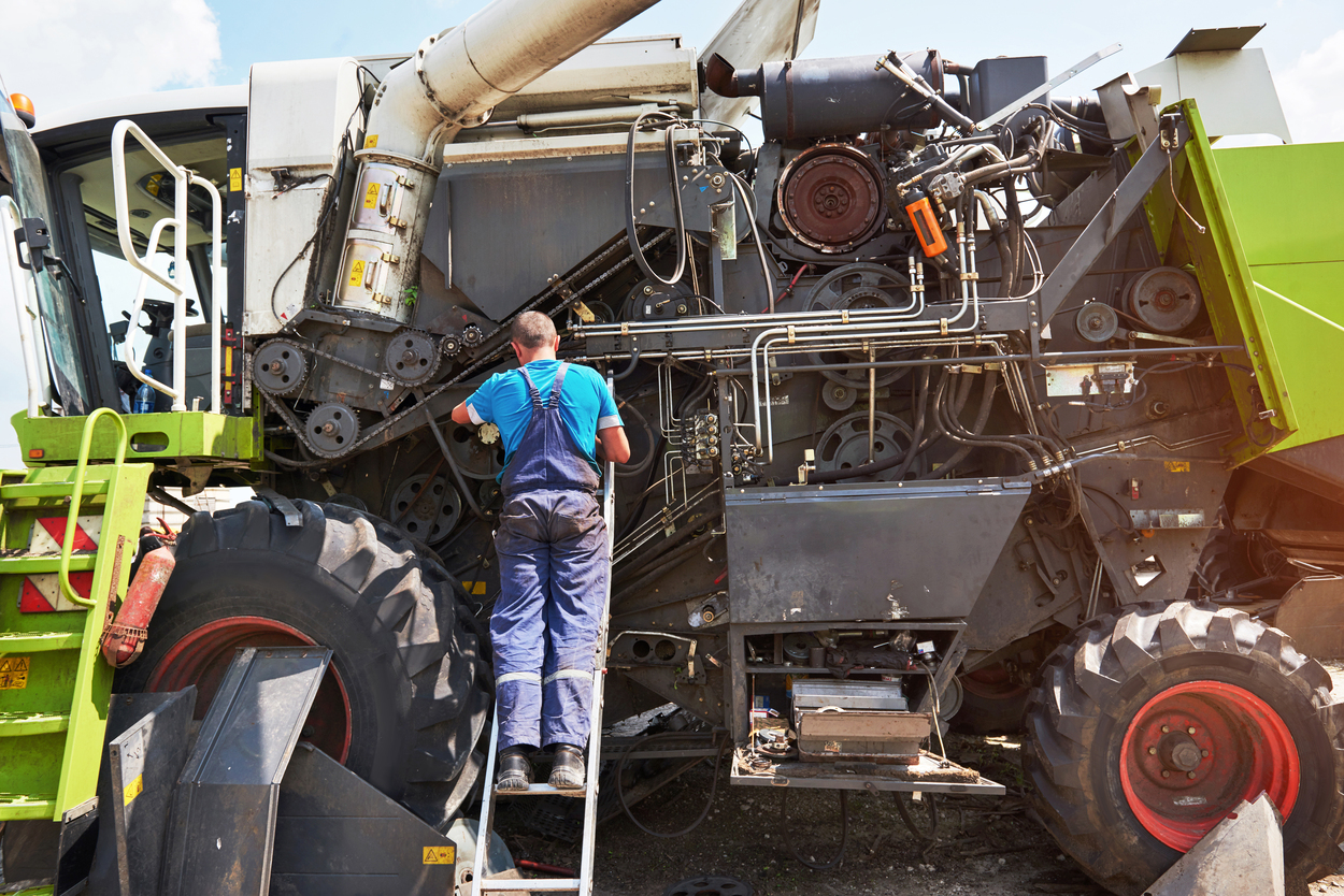 MÁQUINAS E IMPLEMENTOS AGRÍCOLAS